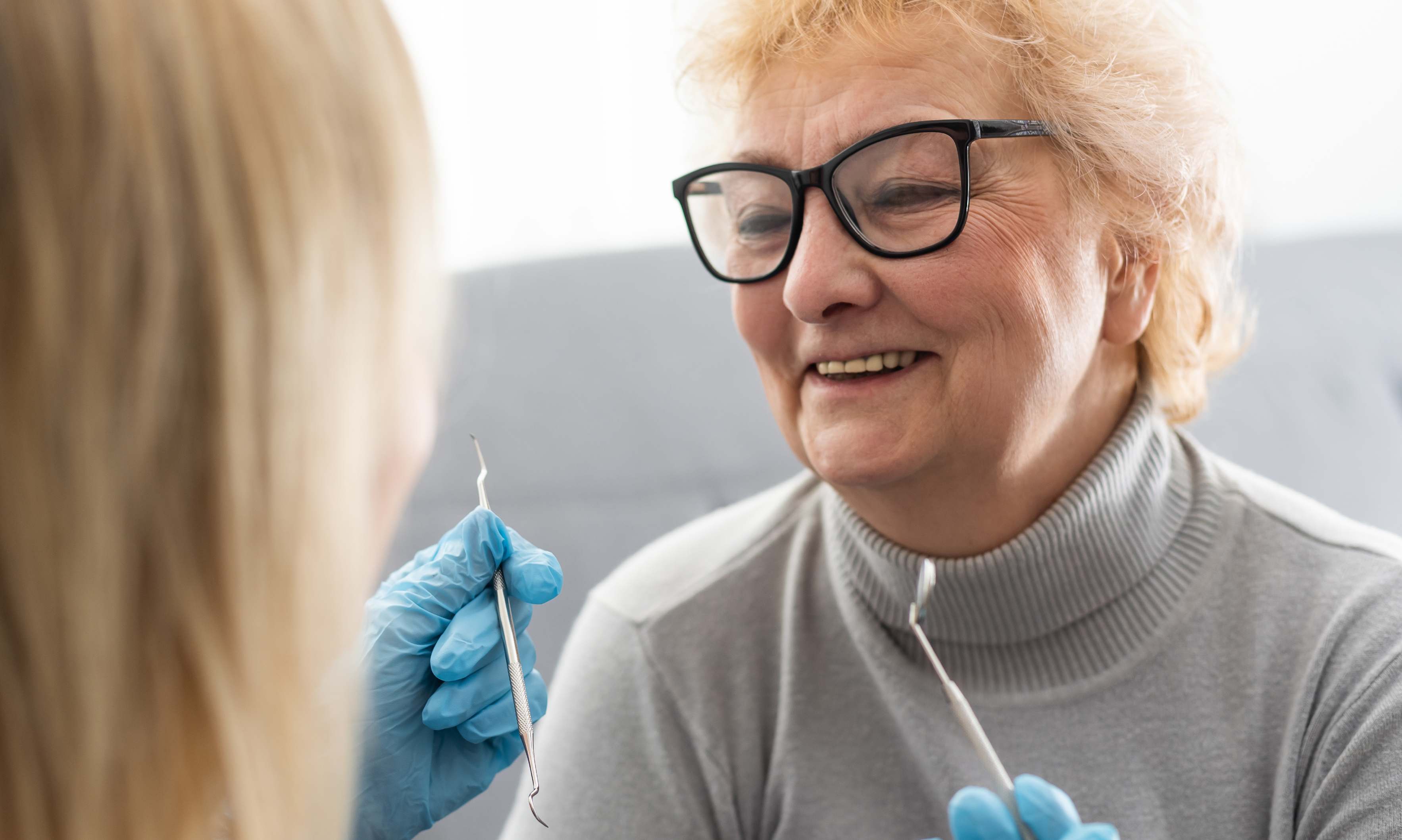 paciente geriátrico en examen dental