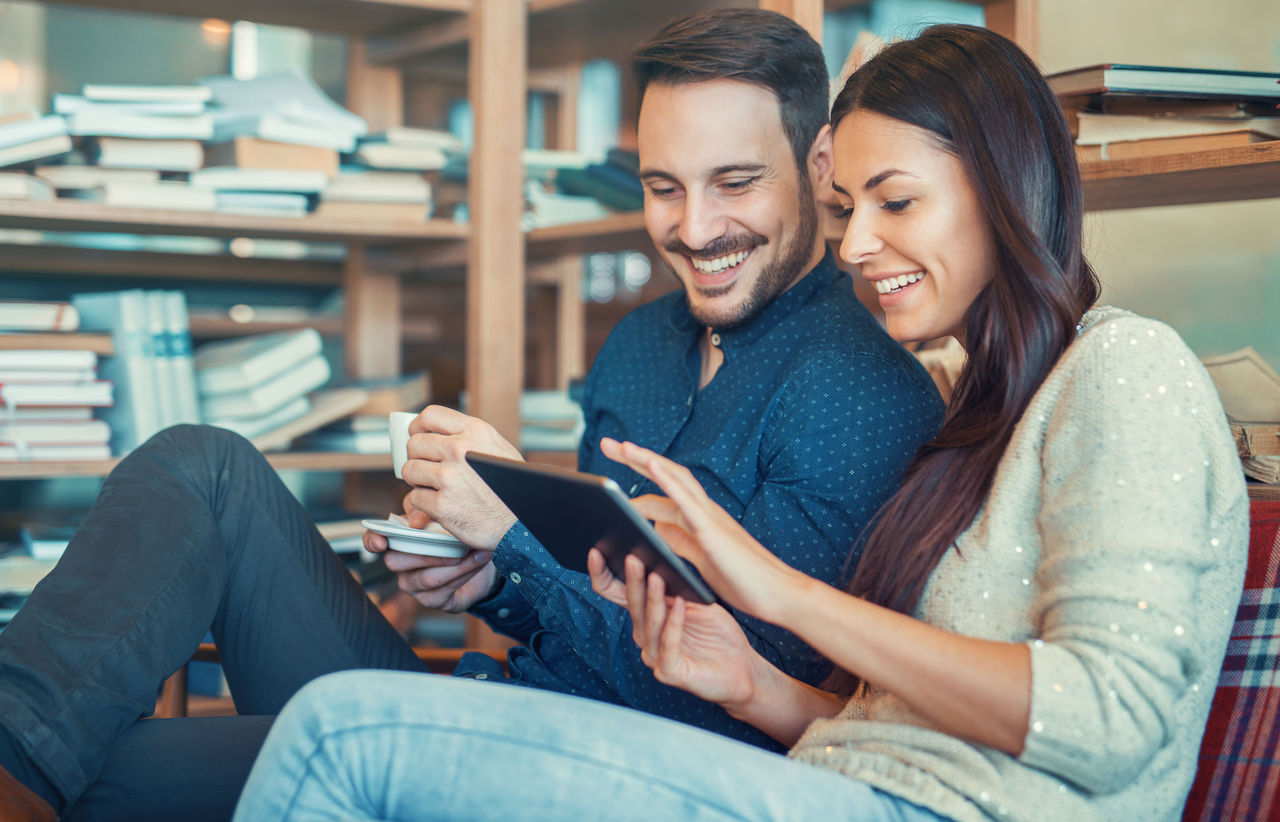Afiliado en una computadora portátil accediendo a su información de salud
