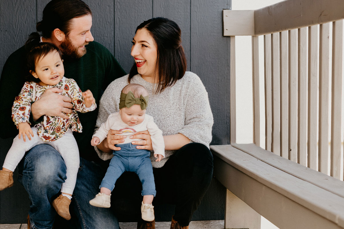 Familia emocionada por su salud bucal