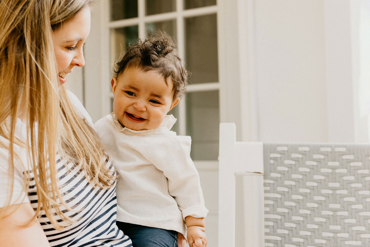 Una madre alegre acerca de la salud bucal de su hijo