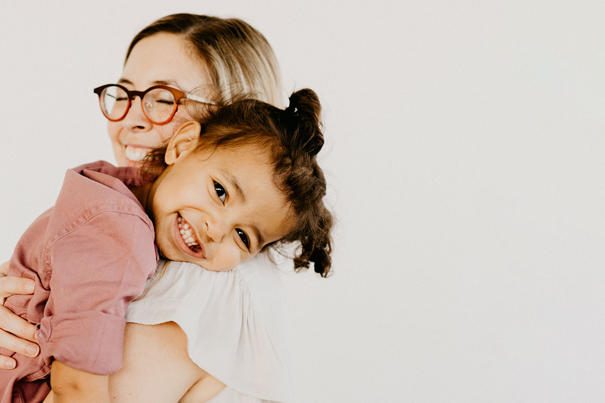 Una madre feliz por los planes dentales asequibles para su hija