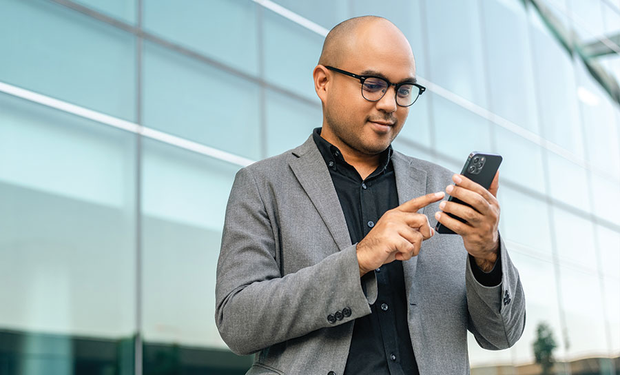 Hombre enviándole un texto a sus proveedores dentales